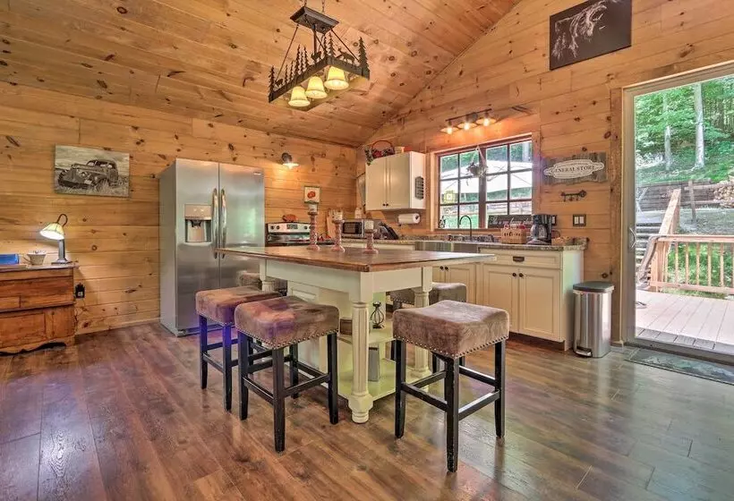 Butler Cabin On 19 Acres W/ Hot Tub & Fire Pit!