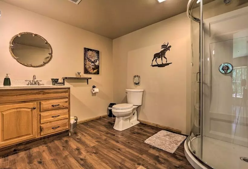 Butler Cabin On 19 Acres W/ Hot Tub & Fire Pit!