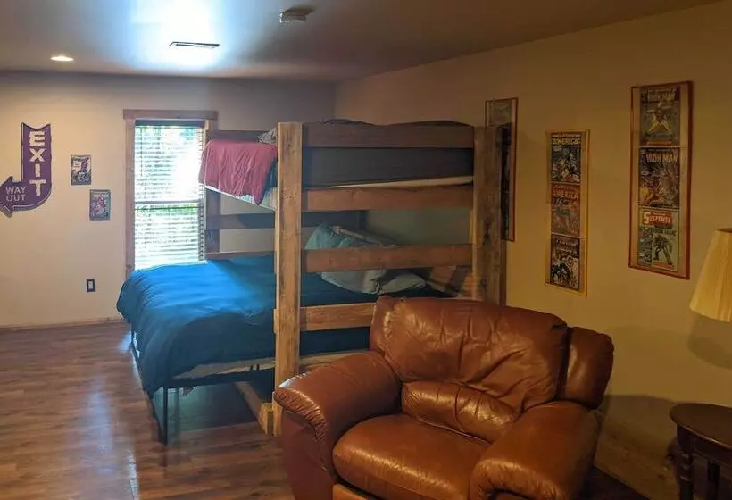 Butler Cabin On 19 Acres W/ Hot Tub & Fire Pit!