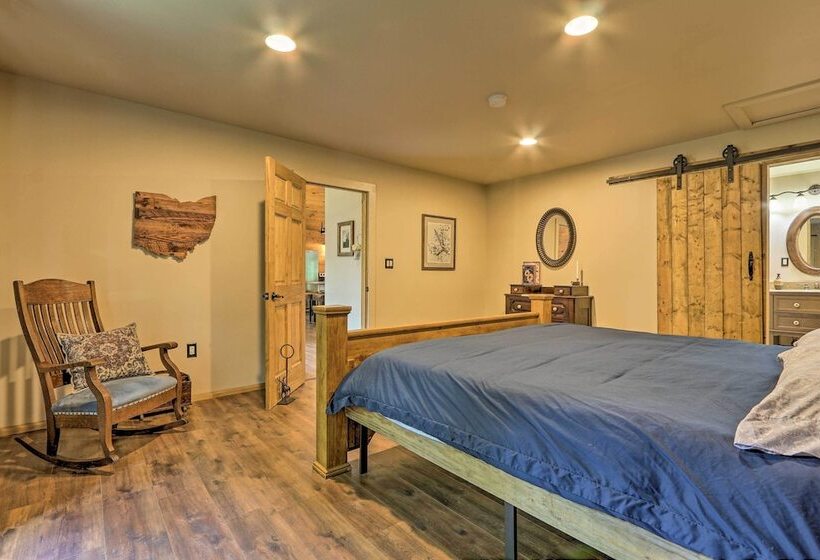 Butler Cabin On 19 Acres W/ Hot Tub & Fire Pit!