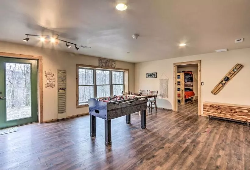 Butler Cabin On 19 Acres W/ Hot Tub & Fire Pit!