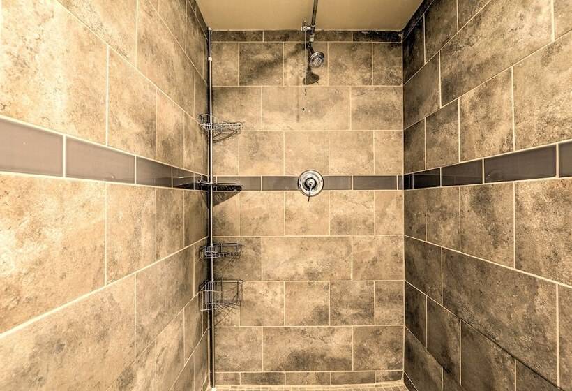 Butler Cabin On 19 Acres W/ Hot Tub & Fire Pit!