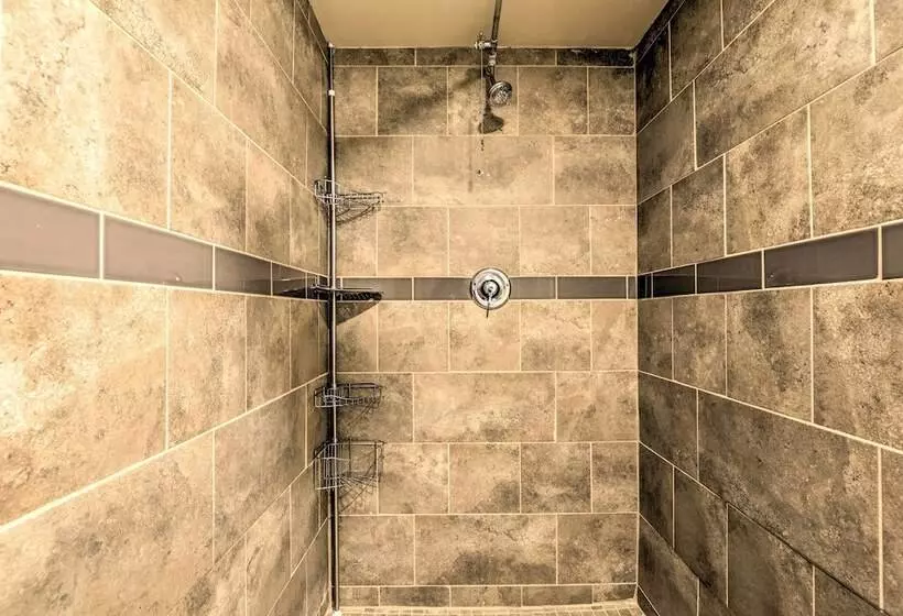 Butler Cabin On 19 Acres W/ Hot Tub & Fire Pit!