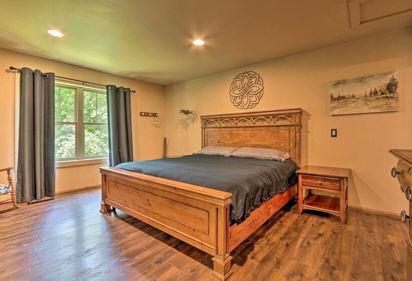 Butler Cabin On 19 Acres W/ Hot Tub & Fire Pit!