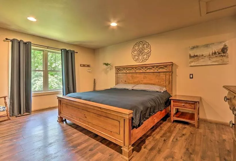 Butler Cabin On 19 Acres W/ Hot Tub & Fire Pit!