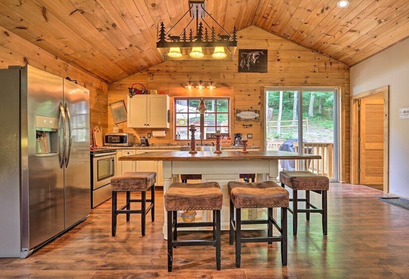 Butler Cabin On 19 Acres W/ Hot Tub & Fire Pit!