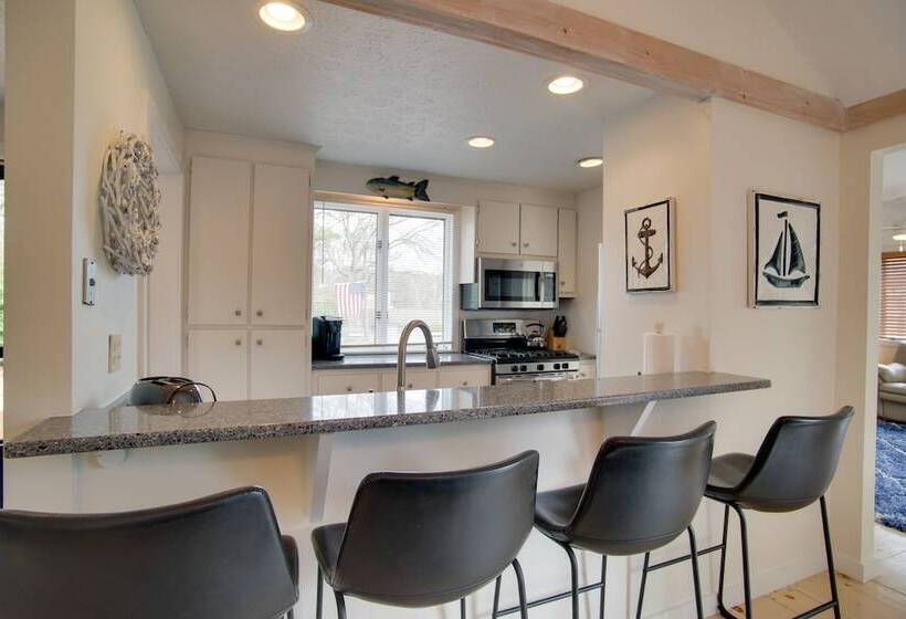 Charming Cape Cod Home W/ Patio, 2 Mi To Beach!