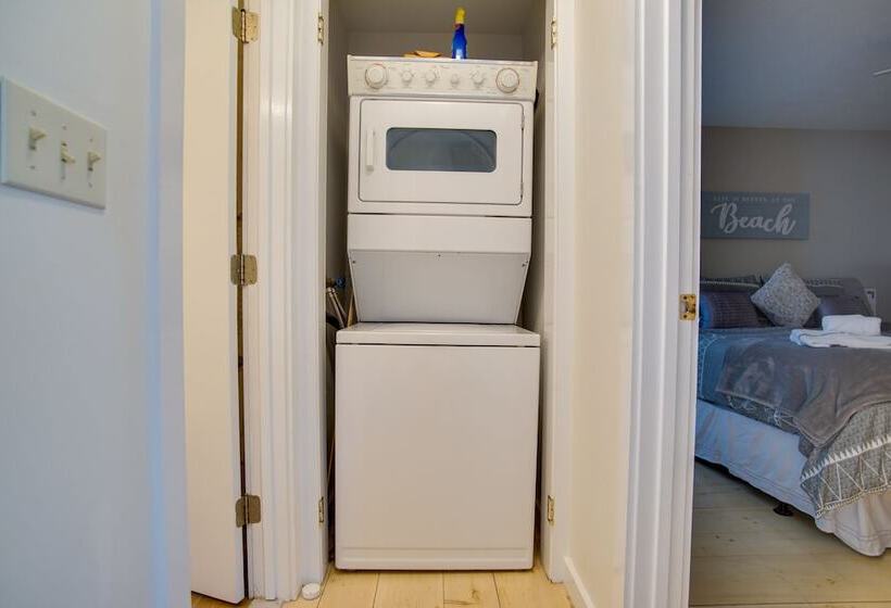 Charming Cape Cod Home W/ Patio, 2 Mi To Beach!