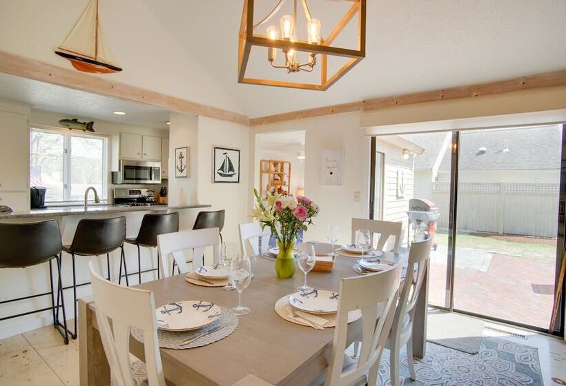 Charming Cape Cod Home W/ Patio, 2 Mi To Beach!