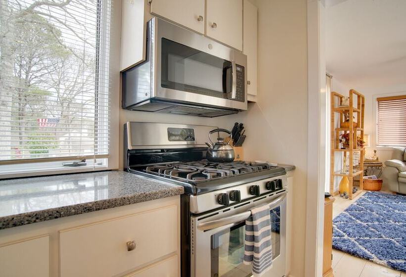 Charming Cape Cod Home W/ Patio, 2 Mi To Beach!