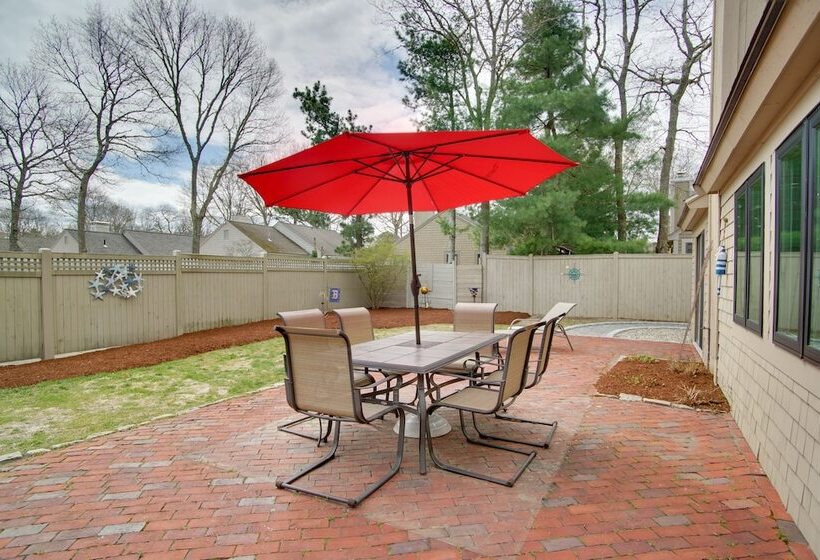 Charming Cape Cod Home W/ Patio, 2 Mi To Beach!