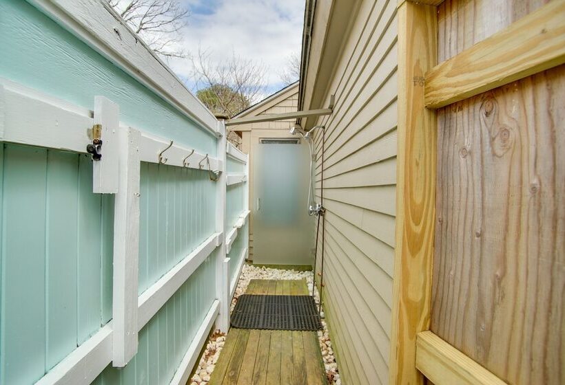 Charming Cape Cod Home W/ Patio, 2 Mi To Beach!