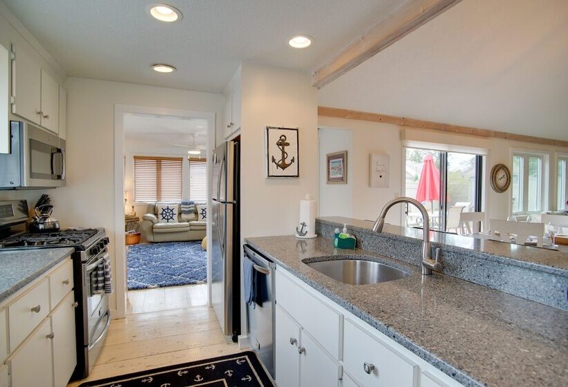 Charming Cape Cod Home W/ Patio, 2 Mi To Beach!