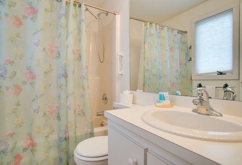 Charming Cape Cod Home W/ Patio, 2 Mi To Beach!