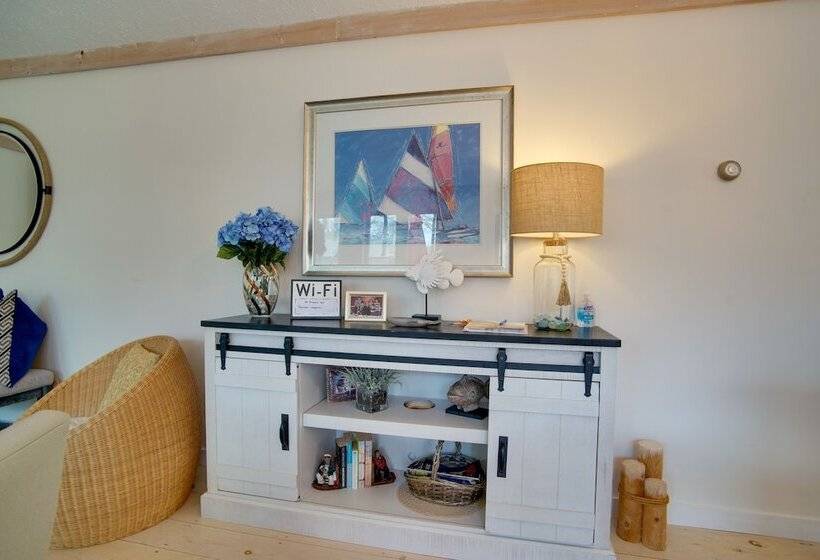 Charming Cape Cod Home W/ Patio, 2 Mi To Beach!