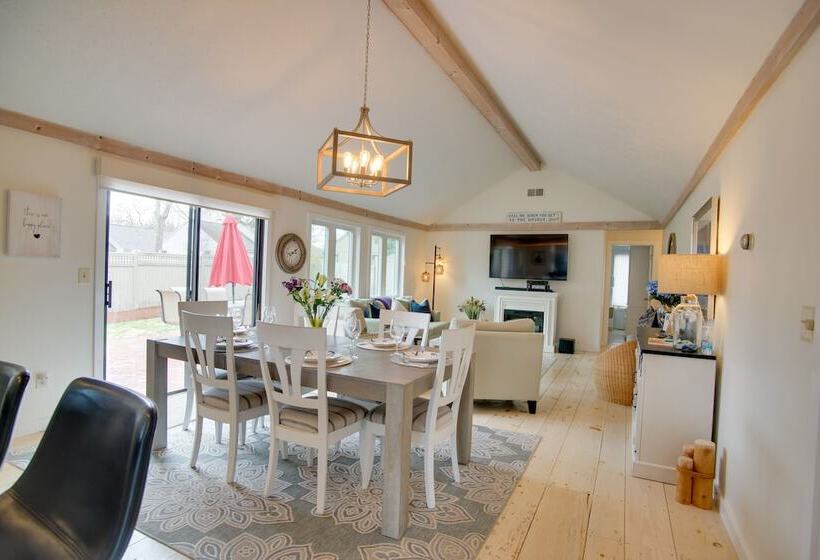 Charming Cape Cod Home W/ Patio, 2 Mi To Beach!