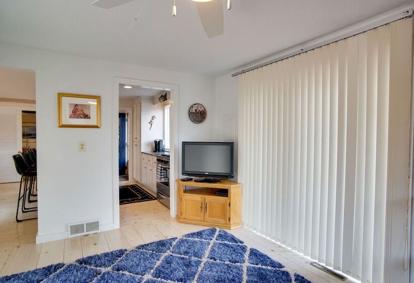 Charming Cape Cod Home W/ Patio, 2 Mi To Beach!