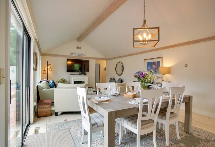 Charming Cape Cod Home W/ Patio, 2 Mi To Beach!