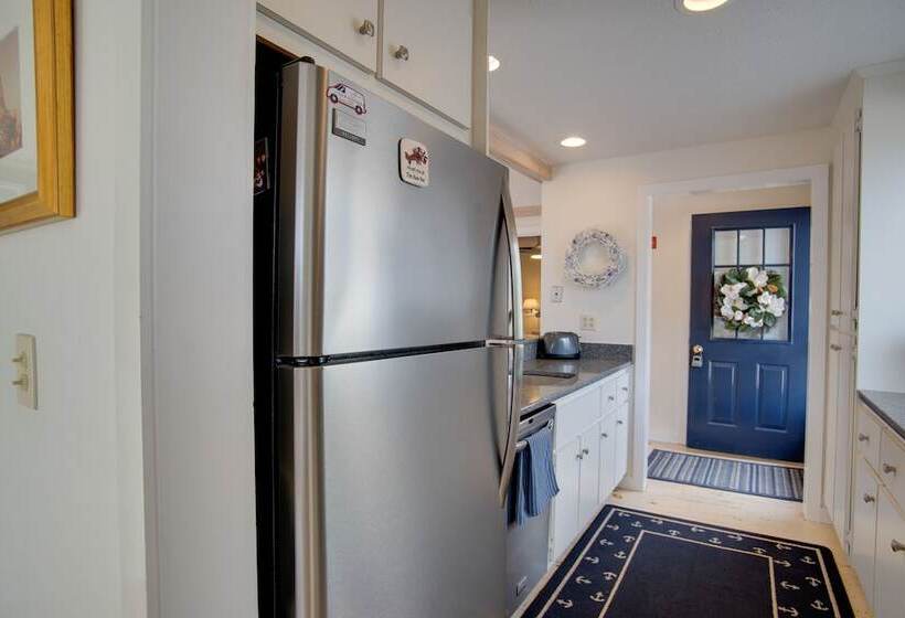 Charming Cape Cod Home W/ Patio, 2 Mi To Beach!