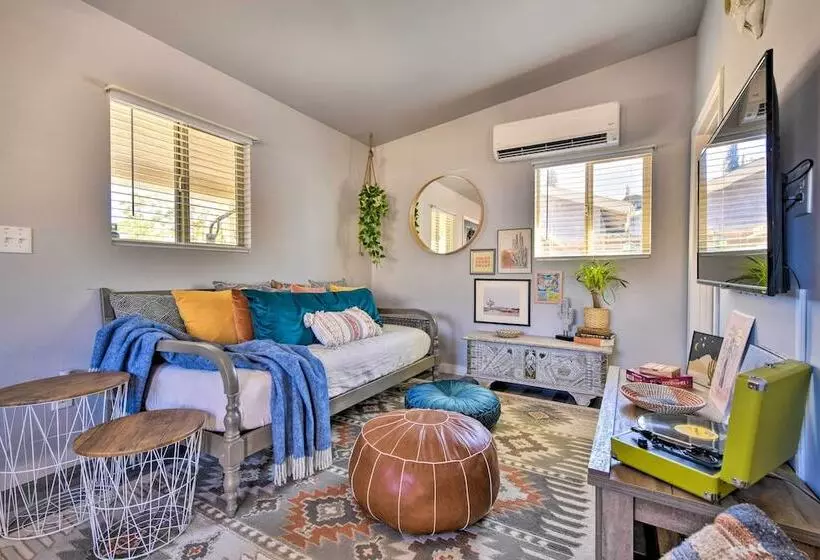 Charming Desert Cottage: 11 Mi To Joshua Tree