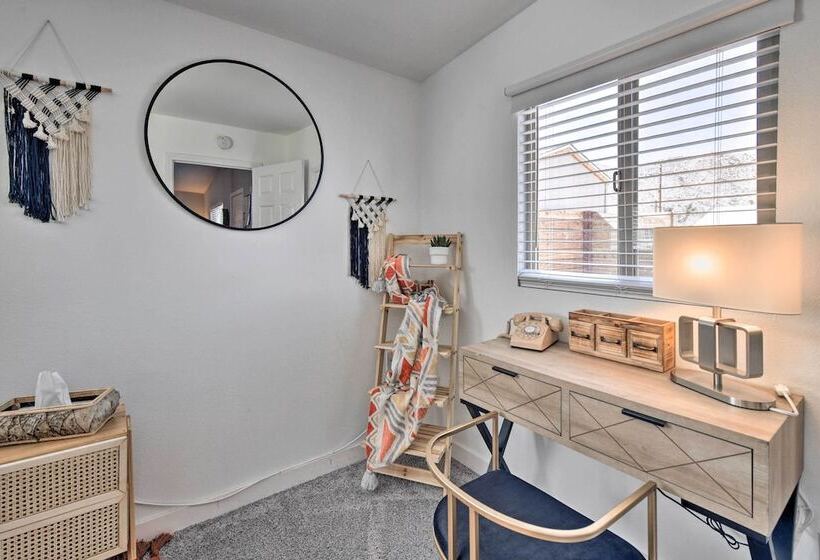 Charming Desert Cottage: 11 Mi To Joshua Tree