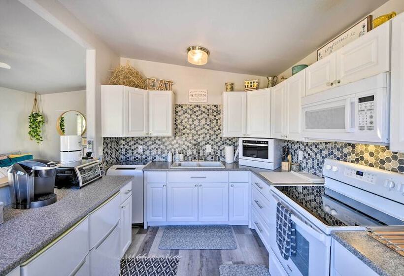 Charming Desert Cottage: 11 Mi To Joshua Tree