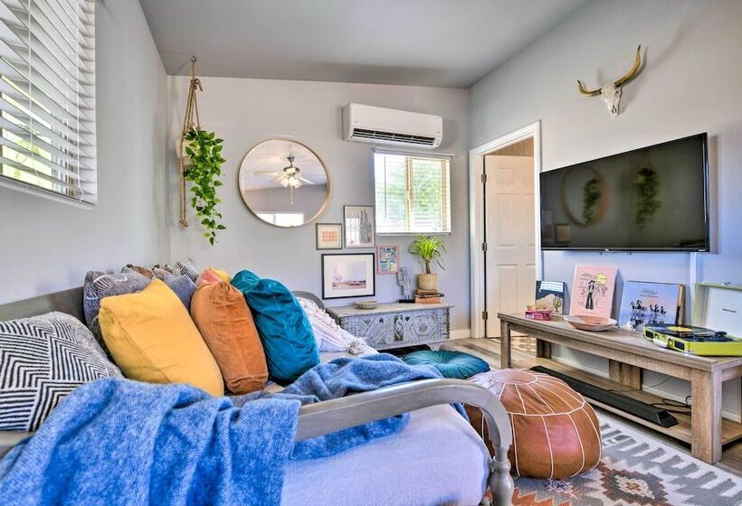 Charming Desert Cottage: 11 Mi To Joshua Tree