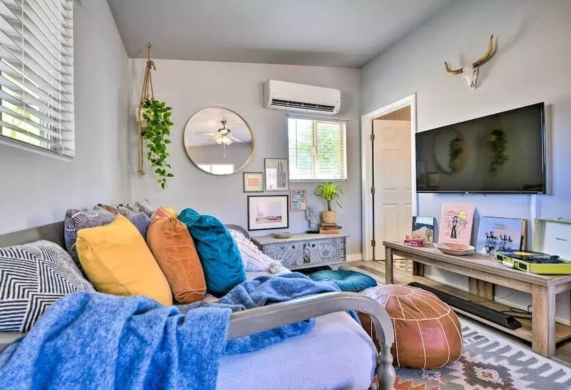 Charming Desert Cottage: 11 Mi To Joshua Tree