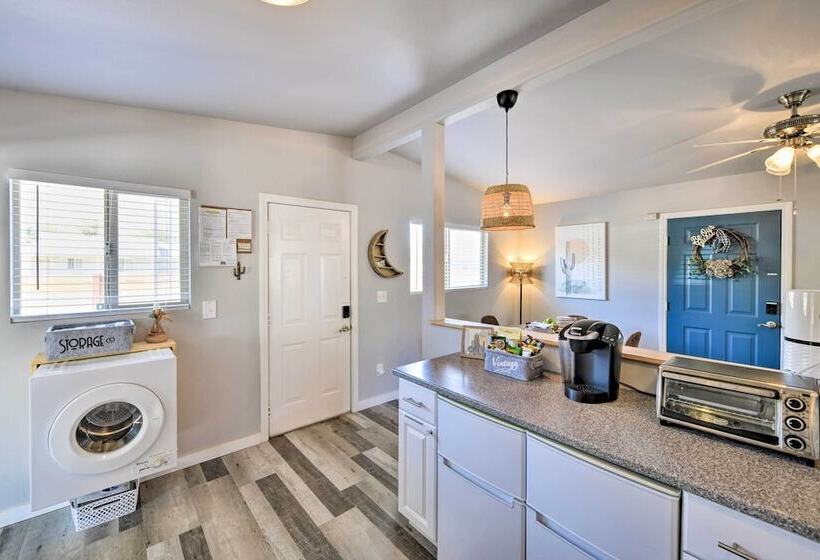 Charming Desert Cottage: 11 Mi To Joshua Tree