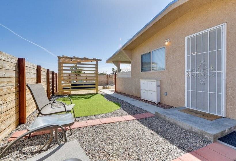 Charming Desert Cottage: 11 Mi To Joshua Tree