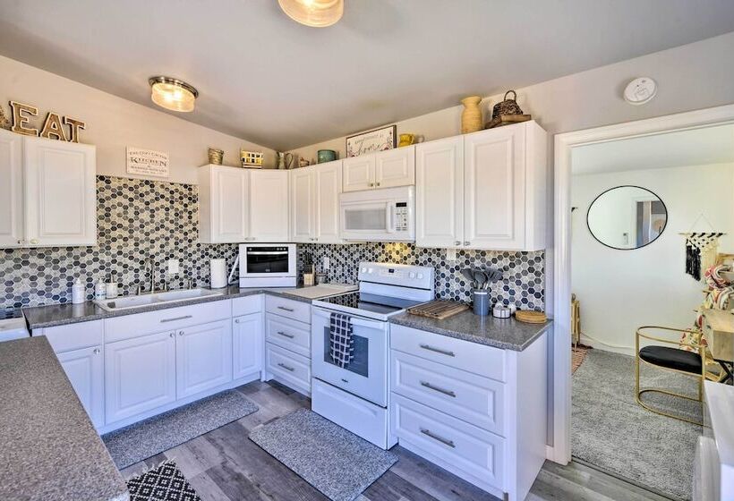 Charming Desert Cottage: 11 Mi To Joshua Tree