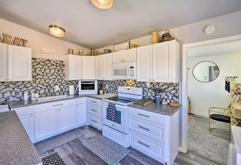 Charming Desert Cottage: 11 Mi To Joshua Tree