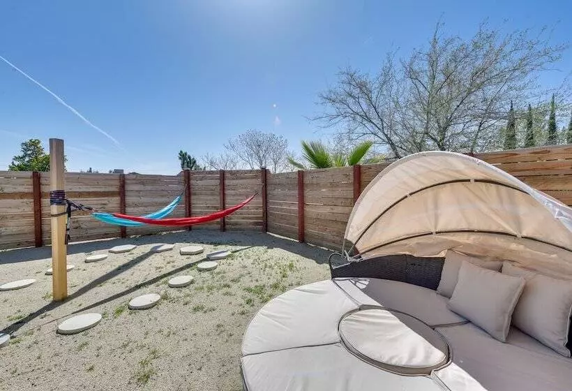 Charming Desert Cottage: 11 Mi To Joshua Tree