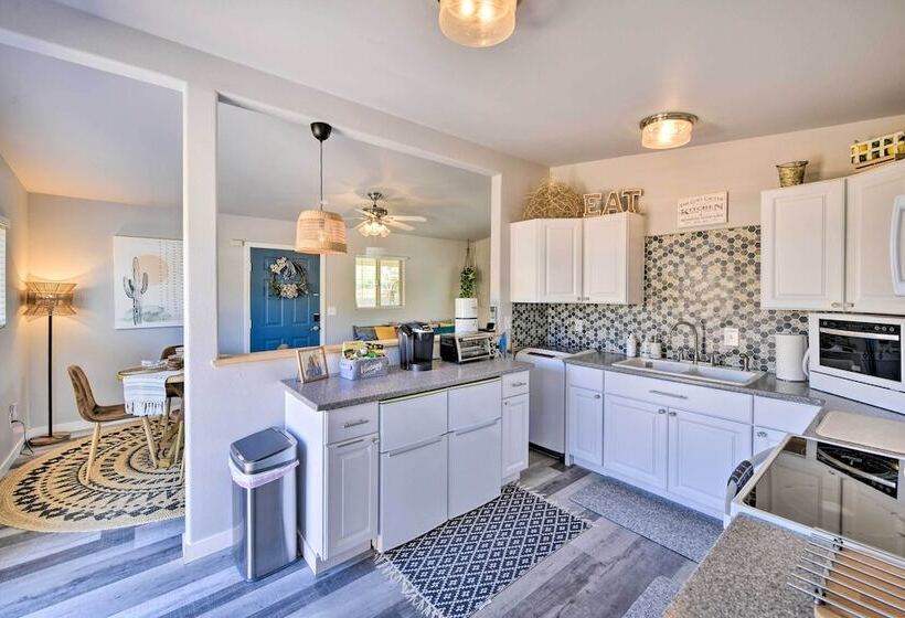 Charming Desert Cottage: 11 Mi To Joshua Tree