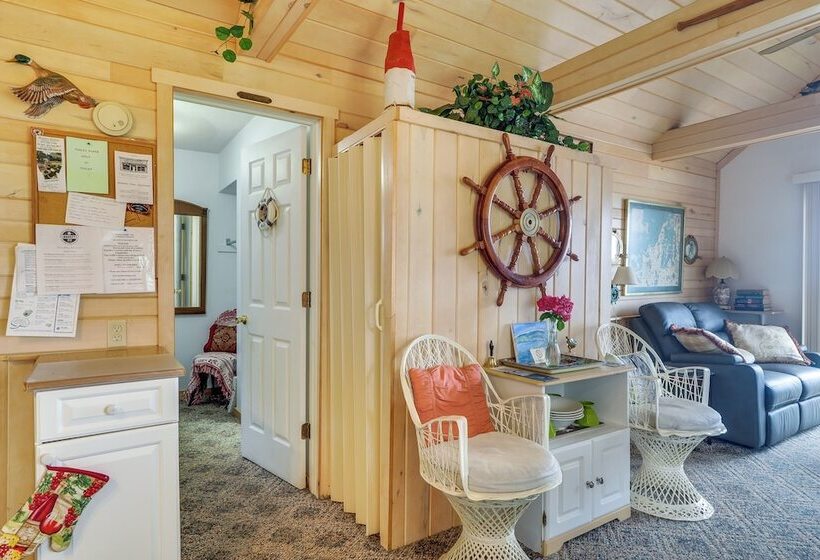 Little Traverse Lake Cottage: Beach Access & Dock!