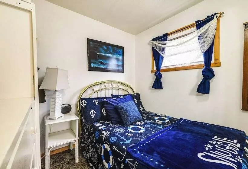 Little Traverse Lake Cottage: Beach Access & Dock!