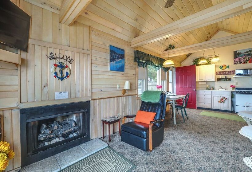 Little Traverse Lake Cottage: Beach Access & Dock!