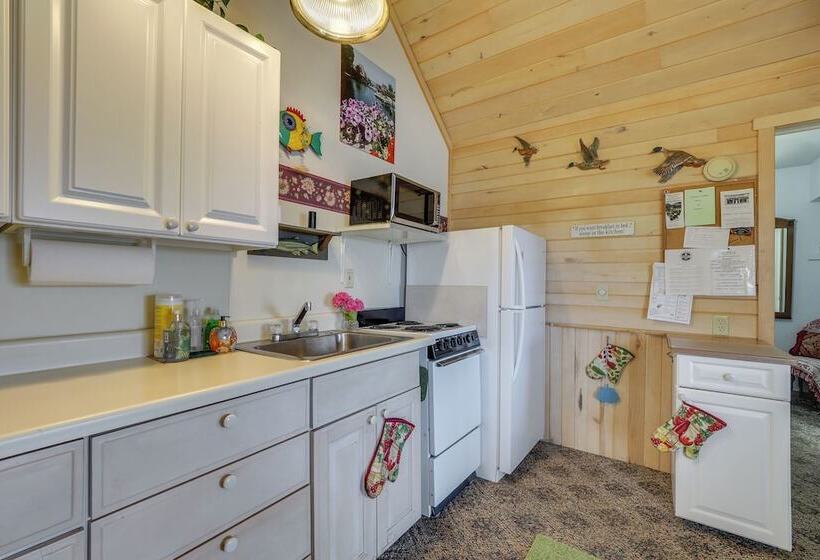 Little Traverse Lake Cottage: Beach Access & Dock!