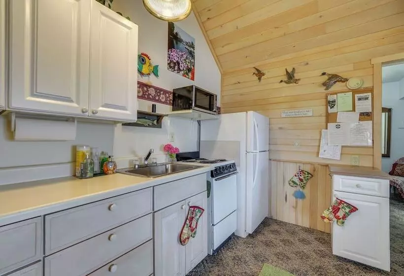 Little Traverse Lake Cottage: Beach Access & Dock!