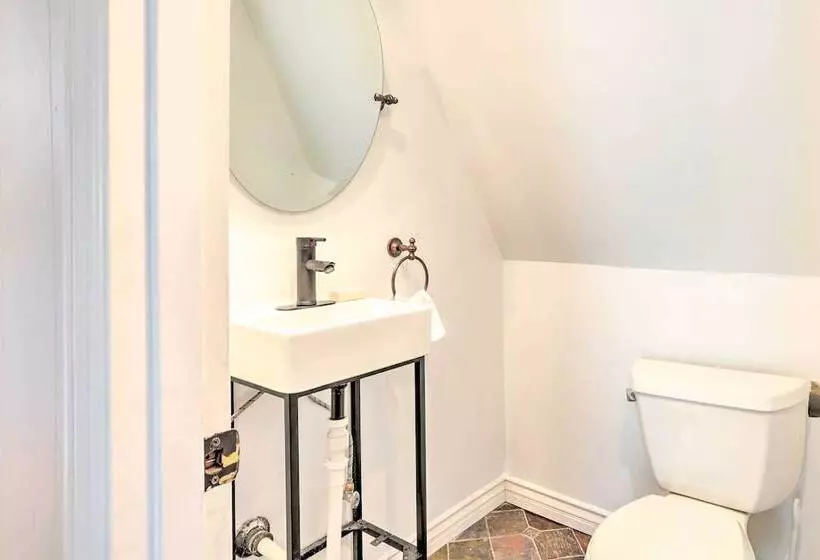 Cozy Home, 1/2 Mi To Downtown, 4 Mi To Hikes!