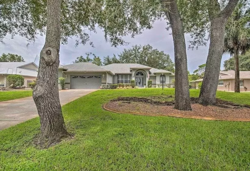 Crystal River Gem Near Three Sisters Springs!