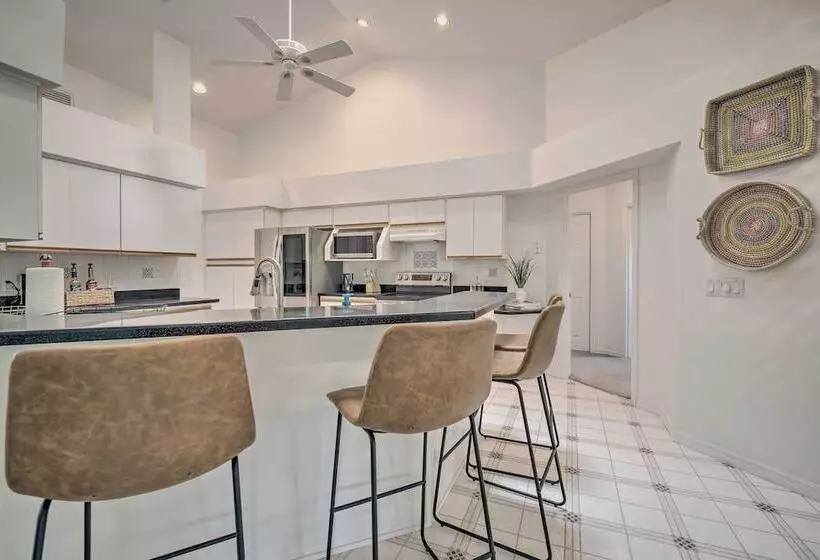 Crystal River Gem Near Three Sisters Springs!