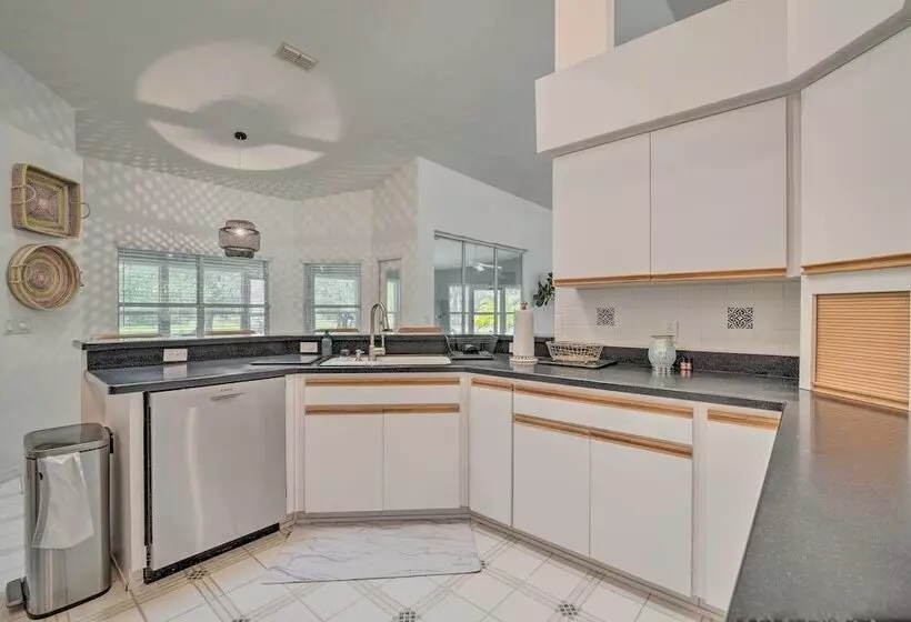 Crystal River Gem Near Three Sisters Springs!