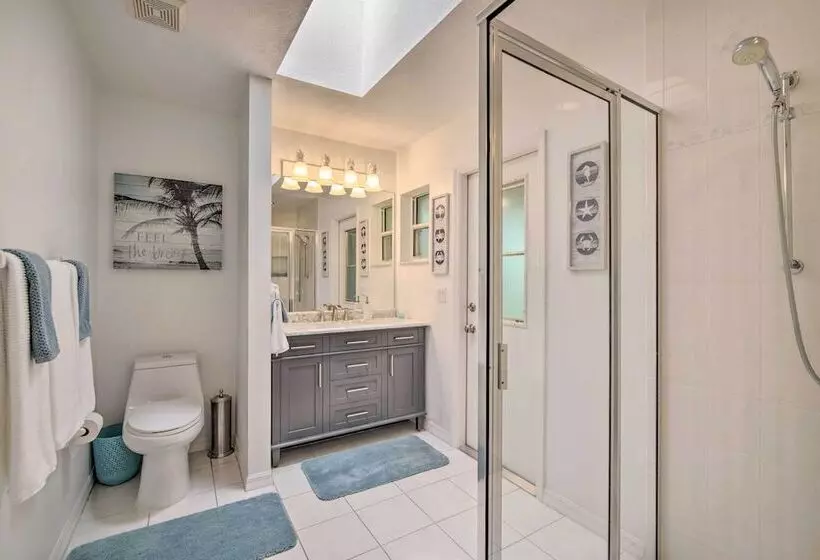 Crystal River Gem Near Three Sisters Springs!