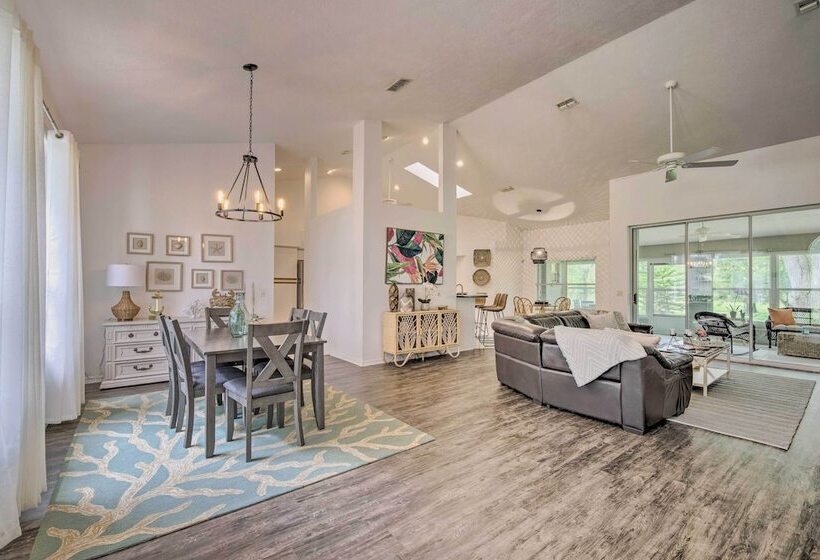 Crystal River Gem Near Three Sisters Springs!