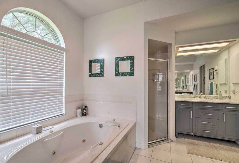 Crystal River Gem Near Three Sisters Springs!