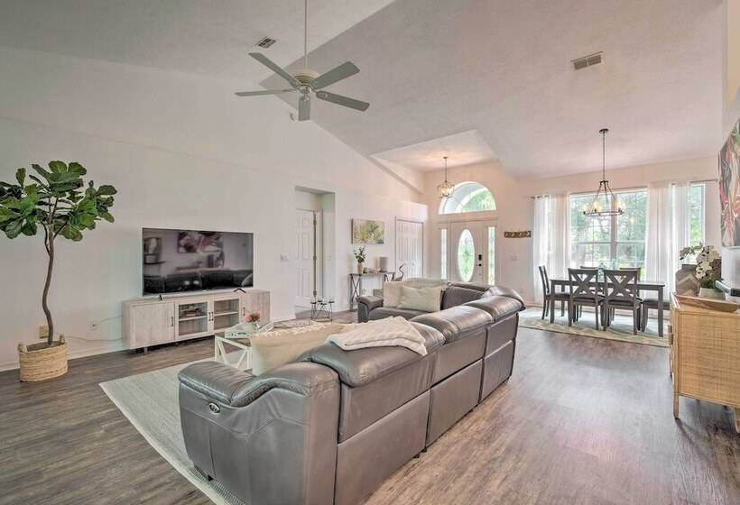 Crystal River Gem Near Three Sisters Springs!