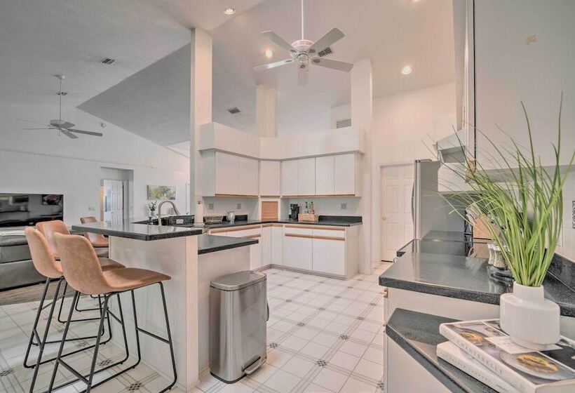 Crystal River Gem Near Three Sisters Springs!