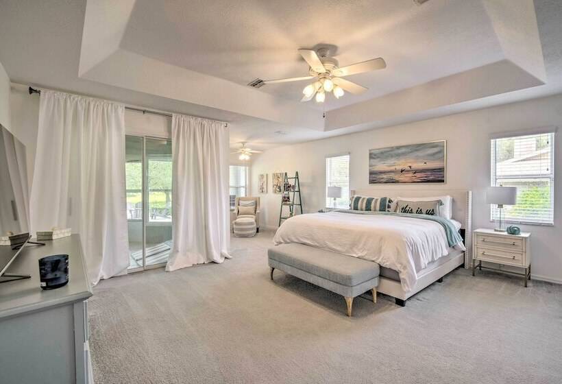 Crystal River Gem Near Three Sisters Springs!