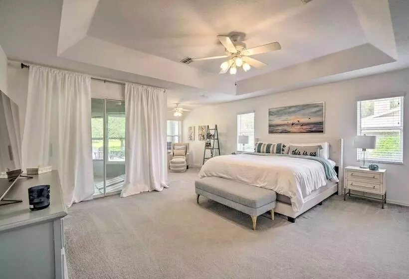 Crystal River Gem Near Three Sisters Springs!